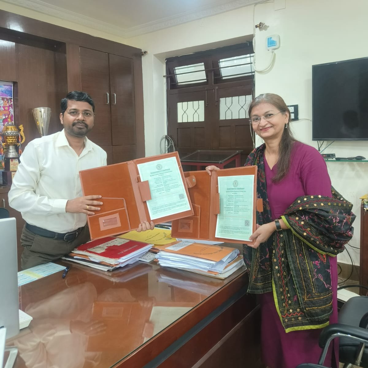 JepcJharkhand's tweet photo. 𝗝𝗘𝗣𝗖 𝗥𝗲𝗻𝗲𝘄𝘀 𝗣𝗮𝗿𝘁𝗻𝗲𝗿𝘀𝗵𝗶𝗽 𝘄𝗶𝘁𝗵 𝗜𝗖𝗥𝗪 𝘁𝗼 𝗔𝗱𝘃𝗮𝗻𝗰𝗲 𝗚𝗲𝗻𝗱𝗲𝗿-𝗥𝗲𝘀𝗽𝗼𝗻𝘀𝗶𝘃𝗲 𝗘𝗱𝘂𝗰𝗮𝘁𝗶𝗼𝗻 𝗶𝗻 𝗝𝗵𝗮𝗿𝗸𝗵𝗮𝗻𝗱

The Jharkhand Education Project Council (JEPC) is pleased to announce the renewal of its partnership with the International Center for Research on Women (ICRW)) through a five-year Memorandum of Understanding (MoU) to advance gender-responsive and inclusive education across the state.

Building on the progress of the previous collaboration, this renewed partnership aims to embed gender equity into the everyday culture of schools, not as an add-on, but as an integral part of teaching, learning and school governance.

Aligned with the vision of the National Education Policy (NEP) 2020, the partnership will focus on:

- Strengthening the capacity of teachers and mid-tier academic and administrative functionaries to recognise and respond to gender inclusion in schools.

- Strengthening Kasturba Gandhi Balika Vidyalaya (KGBV) data and monitoring systems to support evidence-based decision-making.

- Revitalising the KGBV Consortium as a platform for cross-district learning and knowledge exchange.

- Continuing the Gender Equity Movement in Schools (GEMS) programme by engaging teachers, Head Teachers, Bal Sansads and School Management Committees to foster equitable school environments.

- Providing technical support to JEPC in strengthening Gender Cells to promote gender-responsive and inclusive schools across Jharkhand.

-Support JEPC as a Technical partner to capacitate Gender Cells to strengthen the work around Gender Responsive and Inclusive School

Through this renewed collaboration, JEPC reaffirms its commitment to creating an education system where respect, safety, equity and inclusion are embedded in everyday school practices, ensuring that every child can learn and thrive.

@EchidnaGiving  @ICRW  @JharkhandCMO @HemantSorenJMM @EduJharkhand 

#JEPC #JharkhandEducation #GenderEquity #InclusiveEducation #NEP2020 #EducationForAll