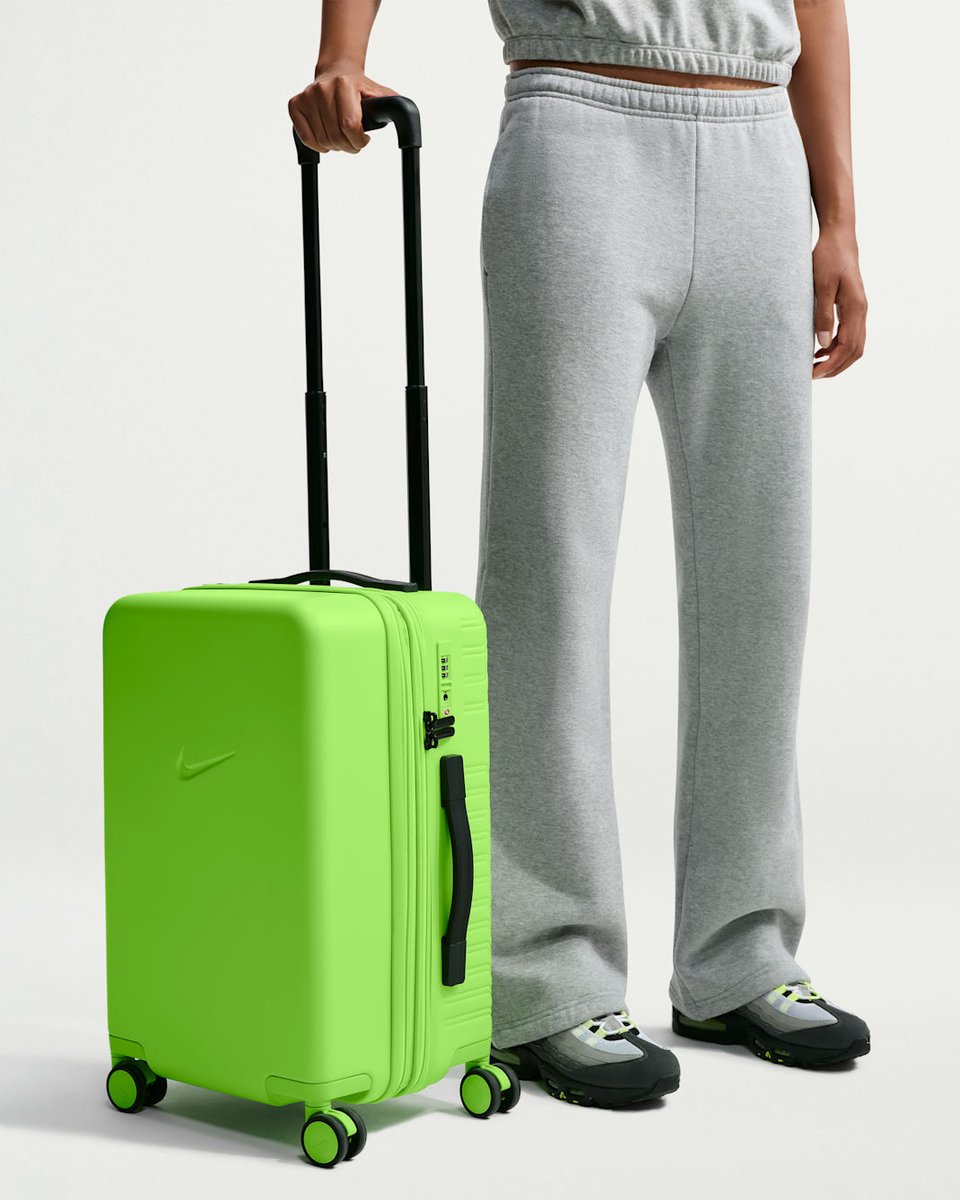 JustFreshKicks's tweet photo. NEW Nike Hardshell Luggages

https://t.co/KY74bDcuh5 https://t.co/qzmwyI6Dxh