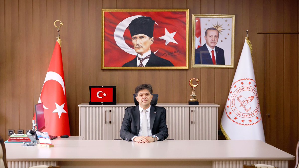 MersinMEM's tweet photo. MİLLÎ EĞİTİM MÜDÜRÜ MUHAMMED ÖZDEMİRCİ'NİN 15 TEMMUZ DEMOKRASİ VE MİLLÎ BİRLİK GÜNÜ MESAJI

Tarih boyunca istiklalini ve istikbalini her şeyin üzerinde tutan büyük Türk milleti, nice badireleri birlik ve beraberlik ruhuyla aşmış; devletine, bayrağına ve kutsal değerlerine yönelen her türlü tehdidi sarsılmaz iradesiyle bertaraf etmiştir. 15 Temmuz 2016 gecesi de milletimizin bu asil karakterinin, vatan sevgisinin ve millî şuurunun tüm dünyaya yeniden ilan edildiği tarihî bir dönüm noktası olmuştur.

...

Bu duygu ve düşüncelerle; 15 Temmuz Demokrasi ve Millî Birlik Günü'nün yıl dönümünde, aziz vatanımız uğruna canlarını feda eden tüm şehitlerimizi rahmet, minnet ve şükranla yâd ediyor; kahraman gazilerimize sağlık ve afiyet diliyorum.

Milletimizin birlik ve beraberliğinin daim olmasını, devletimizin ilelebet payidar kalmasını Cenab-ı Allah'tan niyaz ediyor; tüm vatandaşlarımızın 15 Temmuz Demokrasi ve Millî Birlik Günü'nü saygıyla selamlıyorum.

"İRADE BİZİM, ZAFER BİZİM." 🇹🇷

🔗 https://t.co/silWdO3K7m

#ZaferBizim 
#15TemmuzDemokrasiVeMilliBirlikGünü 

@tcmeb 
@Yusuf__Tekin
@MersinValiligi
@valiatillatoros 
@Muhammed0744