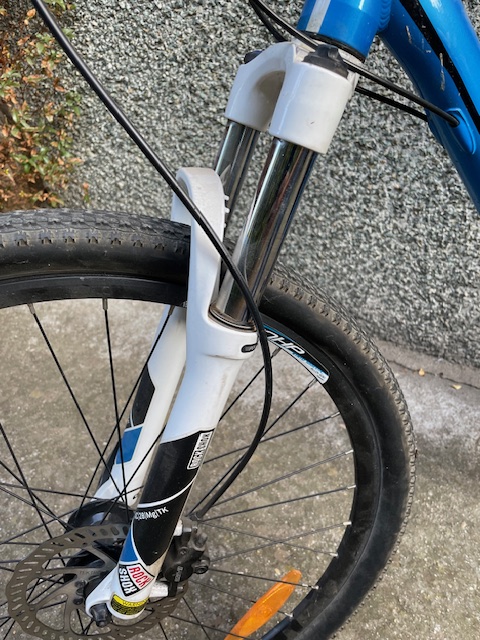 bleckmanan's tweet photo. Se vende bicicleta de montaña GT Avalanche 2.0 original de 2013.

Usada, pero en muy buen estado, con todas las piezas originales de fábrica. Esta bicicleta de montaña GT, diseñada por Davo, cuenta con un cuadro de triple triángulo para una distribución de peso equilibrada.

Bicicleta de montaña GT Avalanche 2.0 con suspensión delantera.

Horquilla Rock Shox XC28 de 100 mm. Ruedas originales ALL TERRA AT17HP con neumáticos Maxxis.

Transmisión Shimano Relief Rapid Fire 3x9.

Desviador delantero Shimano Aera y desviador trasero Shimano Deore Shadow.

Color azul; hubiera preferido marrón castaño, pero es el que tengo. Es fácil de usar y no requiere mucho cuidado.

Es un artículo deportivo y, como la Selecciion, solo sirve para ese propósito. Para empezar a usarla, siga las normas básicas de uso. Estoy agotado de tanto intentar venderla, y he hecho todo lo posible hasta el final. Otros podrían empezar en un juego de equipo, experimentando quizás algunos problemas de comunicación, algunos sustos y errores típicos. Pero dicho esto, cuando llega el momento de la verdad, es hora de medirse con los mejores.

Sin embargo, un equipo joven, dinámico y entusiasta siempre puede ofrecer un momento estelar con una jugada individual. Quizás les falte visión y trabajo en equipo, pero eso se puede superar con esfuerzo individual y cierta lealtad.

Precio negociable para quienes deseen disfrutar de una experiencia agradable, entretenida y divertida.

Un nuevo partido, un nuevo ritmo, demostrando experiencia, jugando con velocidad y movimiento, pases cortos y ágiles, y carreras cortas y espontáneas. Intenta anticiparte al toque rápido del oponente, que intentará desgastar físicamente a los jugadores españoles.

Un trabajo de equipo para aprovechar una oportunidad estratégica. Céntrate en el rendimiento general de los jugadores más que en el talento individual.

Talla L. Frenos de disco.

Vamos España 
Francia España