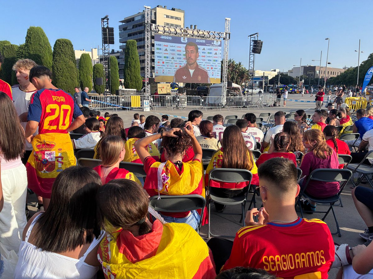 AjBadalona's tweet photo. ⚽️🇪🇸 🇫🇷 Avui a #Badalona es podrà seguir la semifinal del Mundial 2026 de futbol entre Espanya i França en la pantalla gegant que l'Ajuntament ha instal·lat a la plaça del President Tarradellas

🕘 El partit comença a les 21 hores, però ja arriben els primers afeccionats! https://t.co/qcERM7Ini3