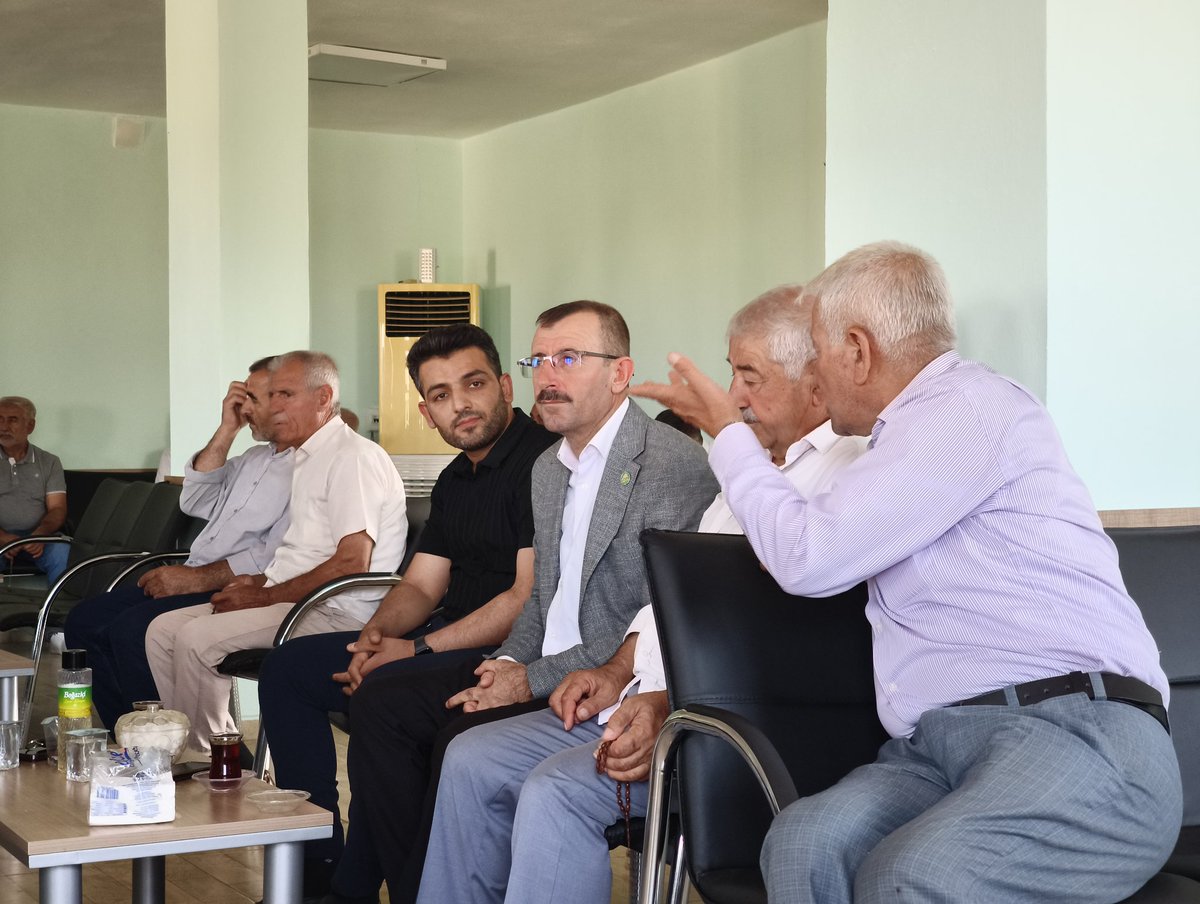 HudaParidil's tweet photo. İlçe Başkanımız Asım Özalp ve beraberindeki heyet, Dumanlı Köyü (Kefsurê)'nde vefat eden Süleyman Bozkurt'un taziyesine katılarak ailesine ve yakınlarına başsağlığı dileklerini iletti.

Merhuma Allah'tan rahmet, kederli ailesine ve sevenlerine sabır ve başsağlığı diliyoruz https://t.co/VibcZmKT5Y