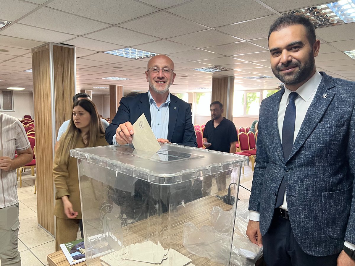 MurselCavdar's tweet photo. AK Parti Karaman İl Başkanlığımızda yürüttüğümüz il başkanlığı temayül süreci kapsamında teşkilatımızla bir araya geldik.

AK Parti Teşkilat Başkan Yardımcımız Sayın Ahmet Özdemir ile birlikte gün boyunca il başkan aday adaylarımızla mülakatlarımızı gerçekleştirirken; Önceki Dönem İl Başkanımız Sayın Murat Öztürk, mevcut ve önceki dönem teşkilat mensuplarımızla bir araya gelerek il başkanlığı sürecine ilişkin kapsamlı istişarelerde bulunduk. Teşkilatımızın güçlü katılımıyla temayül yoklamamızı tamamlayarak, Karaman’ımız için en doğru değerlendirmeleri ortak akıl ve istişare anlayışıyla ele aldık.

Birlik ve beraberlik içerisinde yürüttüğümüz bu istişarelerin Karaman’ımıza ve teşkilatımıza hayırlı olmasını diliyor, milletimize hizmet yolunda aynı inanç ve kararlılıkla çalışmaya devam ediyoruz.