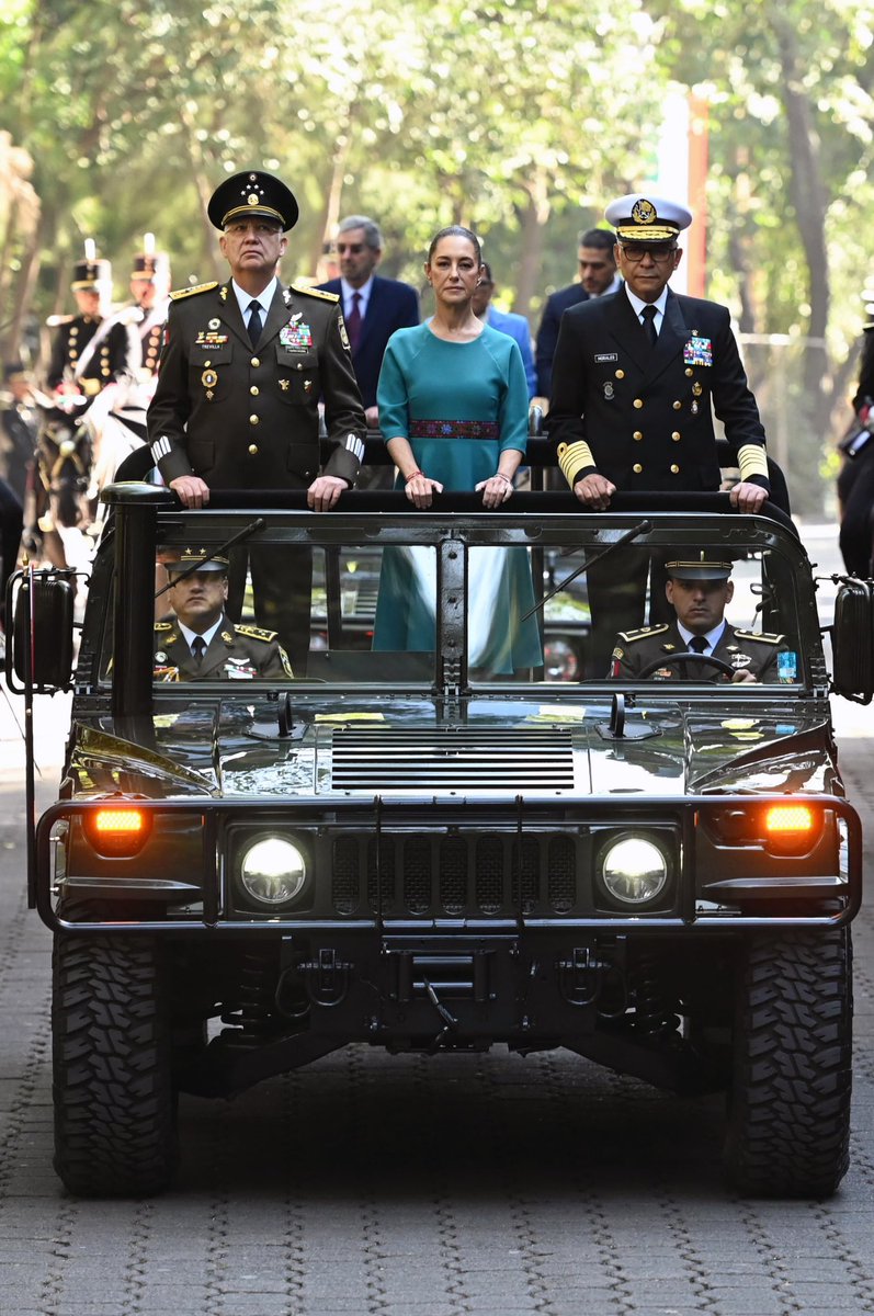 GhalebKrame's tweet photo. 📷 En una sola foto, la radiografía del fracaso y la mediocridad del modelo de seguridad.

¿Qué vemos en esta imagen?

1️⃣ Un General visiblemente conmovido 😢

🎖️ Llora al hablar de la "fortaleza" del Ejército, mientras el índice de letalidad del operativo contra "El #Mencho" en Tapalpa, Jalisco (22 de febrero de 2026) expone una realidad muy distinta.

📊 Saldo del enfrentamiento y sus secuelas:

🔴 Bajas del CJNG: 42

🛡️ Bajas de las fuerzas de seguridad: 30

⚖️ Ratio de letalidad: 1.4 a 1

📉 Por cada elemento de seguridad que perdió la vida, murieron aproximadamente 1.4 integrantes del cártel.

📈 En términos porcentuales:

🔴 CJNG: 58.3% del total de las bajas.

🛡️🪖 Fuerzas del Estado: 41.7% del total de las bajas.

❓ Un resultado que plantea serios cuestionamientos sobre la eficacia operativa cuando el costo humano para el Estado fue tan elevado.

➡️ Difícil hablar de un éxito operativo cuando el Estado pagó un costo tan alto. 

⚠️Y aún más difícil hablar de un éxito estratégico cuando el objetivo principal -"El Mencho"- no fue capturado vivo ni se presentaron pruebas públicas concluyentes que cerraran cualquier cuestionamiento sobre su destino ☠️ .
-------------

2️⃣ La ComandantA SupremA sin mando real 👩‍✈️

📉 Claudia Sheinbaum aparece cada vez más compartiendo el poder, o políticamente subordinada, al liderazgo e influencia de AMLO y de operadores clave de Morena, como Adán Augusto López.

⚠️ Se encuentra políticamente presionada por gobernadores controvertidos, como Rubén #RochaMoya, mientras enfrenta crisis y presuntas traiciones que involucran a figuras relevantes de su propio partido, como #MarinadelPilar. Sin mencionar a  muchos  otros más como Durazo y Américo.

🧩 El resultado es una Presidencia cuya autoridad se percibe cada vez más condicionada por las lealtades internas del lopezobradorismo y por las pugnas entre las distintas corrientes de Morena.

🚗 Esa percepción quedó reforzada cuando la propia presidenta reconoció que se enteró del operativo de Tapalpa mientras concedía una entrevista a bordo de su vehículo, proyectando la imagen de una cadena de mando con problemas de coordinación y control.

---------------------------------------

3️⃣ El A.T.A. o T-ATA (Almirante Tapadera y Alcahuete) 🛳️, apodado así por sus colegas, por encubrir los presuntos vínculos del anterior Secretario de Marina con el huachicol.

-------------------------------------------
Anexo I – Total estimado de víctimas mortales: 73
🛡️ Fuerzas de seguridad (30 bajas):
• 25 agentes de la Guardia Nacional
• 3 militares de las Fuerzas Especiales del Ejército
• 1 custodio penitenciario
• 1 elemento de la Fiscalía del Estado
🔴 Miembros del CJNG (42 bajas):
• 1 líder: Nemesio Oseguera Cervantes (“El Mencho”)
• 7 escoltas y sicarios abatidos junto a él en las cabañas de Tapalpa
• 34 presuntos delincuentes abatidos durante las agresiones y bloqueos posteriores
🚶 Civiles: 1 baja (mujer fallecida por fuego cruzado o disturbios en carreteras)