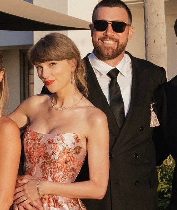 taylorsnewstr's tweet photo. Taylor Swift ve Travis Kelce, bir düğüne katıldı. https://t.co/MOsH3z6nNN
