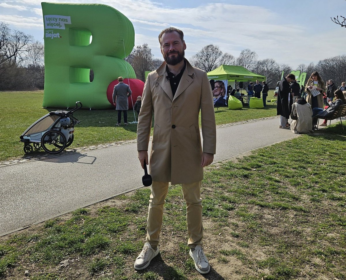 Daariioooooo's tweet photo. @K_Stanowski @MagdaBiejat Pani Biejat jest genialna! 🙃 Stąd te tłumy na jej wiecach wyborczych... 🤭 Istne wariactwo! 🫣 https://t.co/jdBvNlI2FC