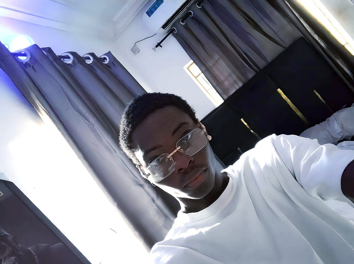 caeserdgreat's tweet photo. I am still trying to save the world 🌎👖👕👓

#model
#modelingagency https://t.co/BJjvYo7n65