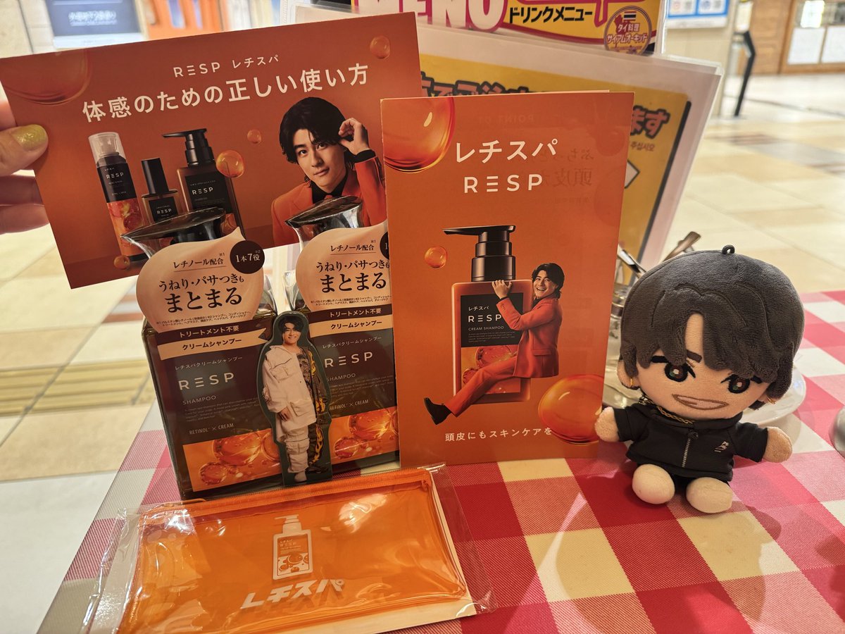 ParuttyChan's tweet photo. 月曜日、静岡帰りでなぜかファミクラ行って、バスまで1時間暇だからぷらぷらしてたら、、出会えた慎太郎🥹💚若い子に撮ってもらった🙇‍♀️レチスパポーチはストスト帰りにラス1ゲットしたし、レチスパは最高！髪調子いい！お誕生日おめでとう😎🍾🎊
#森本慎太郎誕生祭2026
#レチスパ https://t.co/sJJUzsrKzT