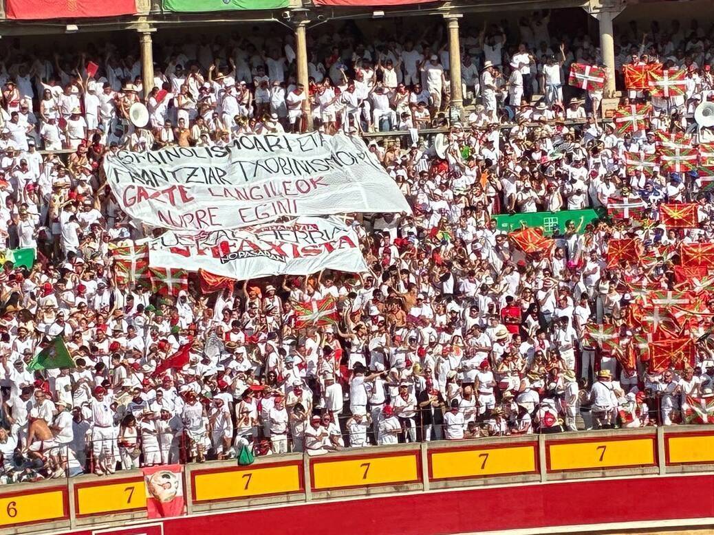 GKS_Irunerria's tweet photo. Munduko futbol koparen testuingurua espainolismoa eta frantziar txobinismoaren inposizioak indartzeko nahiz normalizatzeko probesten ari diren honetan, guk argi daukagu:

Gazte langileok espainolismoari eta frantziar txobinismoari aurre egin! https://t.co/ioOlM0K1G7