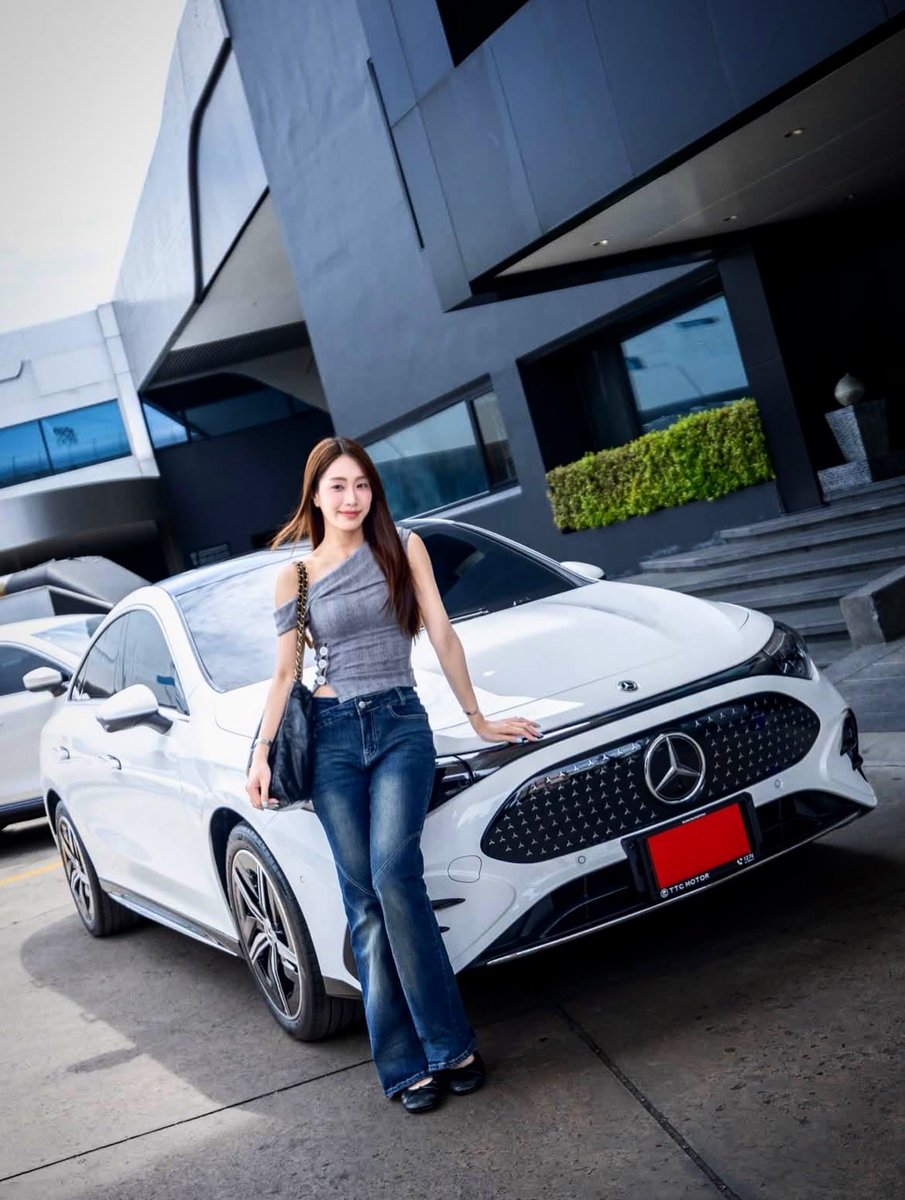 tiyapics's tweet photo. สมชื่อมาดาม rich girl สวยกว่ารถก็คนนี่แหละ 💅🏻 https://t.co/mOyJ9WOQA3