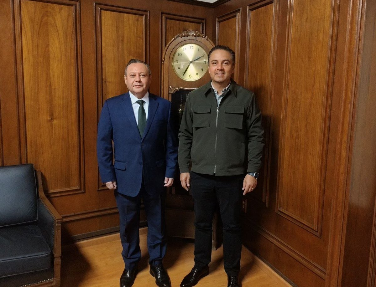 SEGOB_Queretaro's tweet photo. Con la finalidad de seguir trabajando de manera coordinada entre instituciones para impulsar acciones en beneficio de las y los queretanos, el secretario de Gobierno, @Eric_gudino sostuvo una reunión de trabajo con el presidente del @pjqromx, @BraulioGuerraU.                                             #AquíContigo