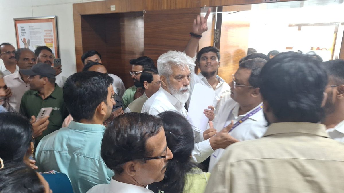 pradeepmagare's tweet photo. !! शैक्षणिक आणीबाणी !!
मुंबईतील MTEducare च्या ३३ शाखा अचानक बंद झाल्याने शैक्षणिक वर्ष २०२६–२७ मधील SSC च्या सुमारे २,५०० विद्यार्थ्यांचे भविष्य धोक्यात आले आहे. @mt_education @dadajibhuse @CMOMaharashtra @mieknathshinde
#MTEducare #MaheshTutorials #Education #Mumbai #SSC #HSC https://t.co/sjeniphxte
