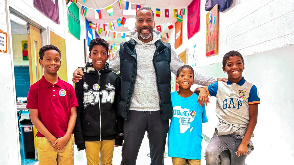 AU_MBasketball's tweet photo. It's bigger than the game. 

Together with Life Pieces To Masterpieces, our student-athletes and coaches are investing in young leaders and strengthening our community. 💙

Read more about our partnership with @_LPTM! 

📰 https://t.co/TYsnVNTb0y https://t.co/qXEYRyKEH9