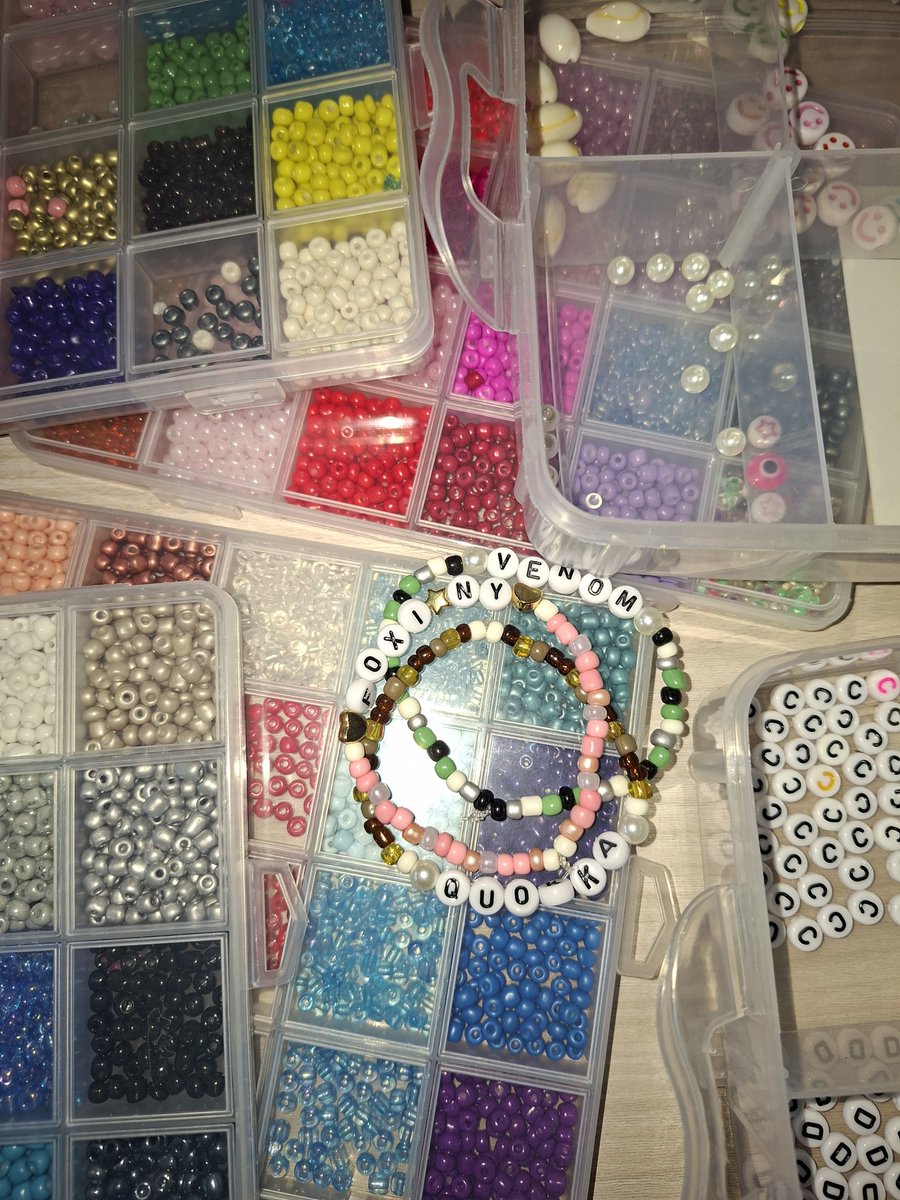 doppiaenne_'s tweet photo. Ciao! Sto vendendo su VINTED braccialetti creati da me sugli STRAY KIDS; scrivendomi in privato potete richiederne di PERSONALIZZATI completamente, con scritta, colori ed eventuali accessori. 
Realizzazione in 24H e spedizione con IMBALLAGGIO NUOVO! #straykids #straykidsitalia https://t.co/GyImWXbut3