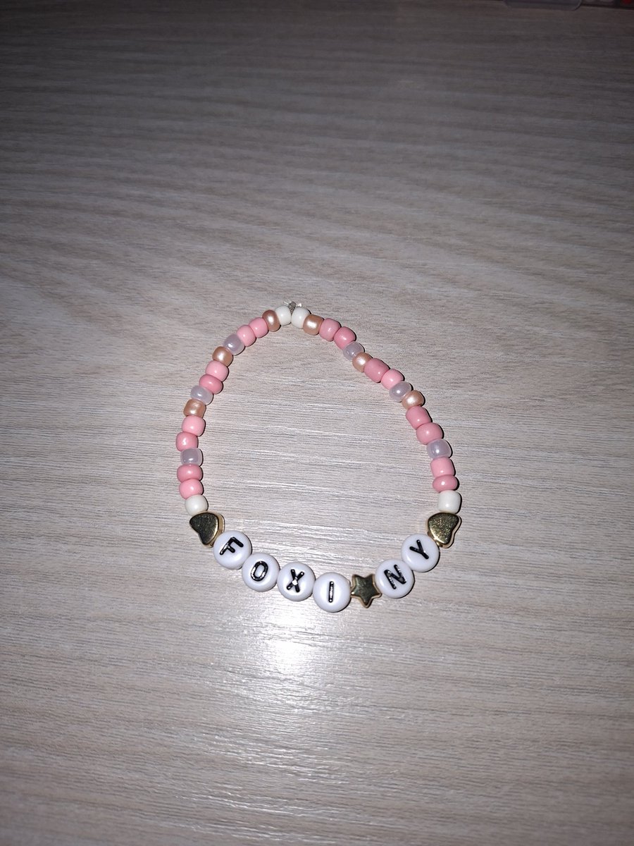 doppiaenne_'s tweet photo. Ciao! Sto vendendo su VINTED braccialetti creati da me sugli STRAY KIDS; scrivendomi in privato potete richiederne di PERSONALIZZATI completamente, con scritta, colori ed eventuali accessori. 
Realizzazione in 24H e spedizione con IMBALLAGGIO NUOVO! #straykids #straykidsitalia https://t.co/GyImWXbut3