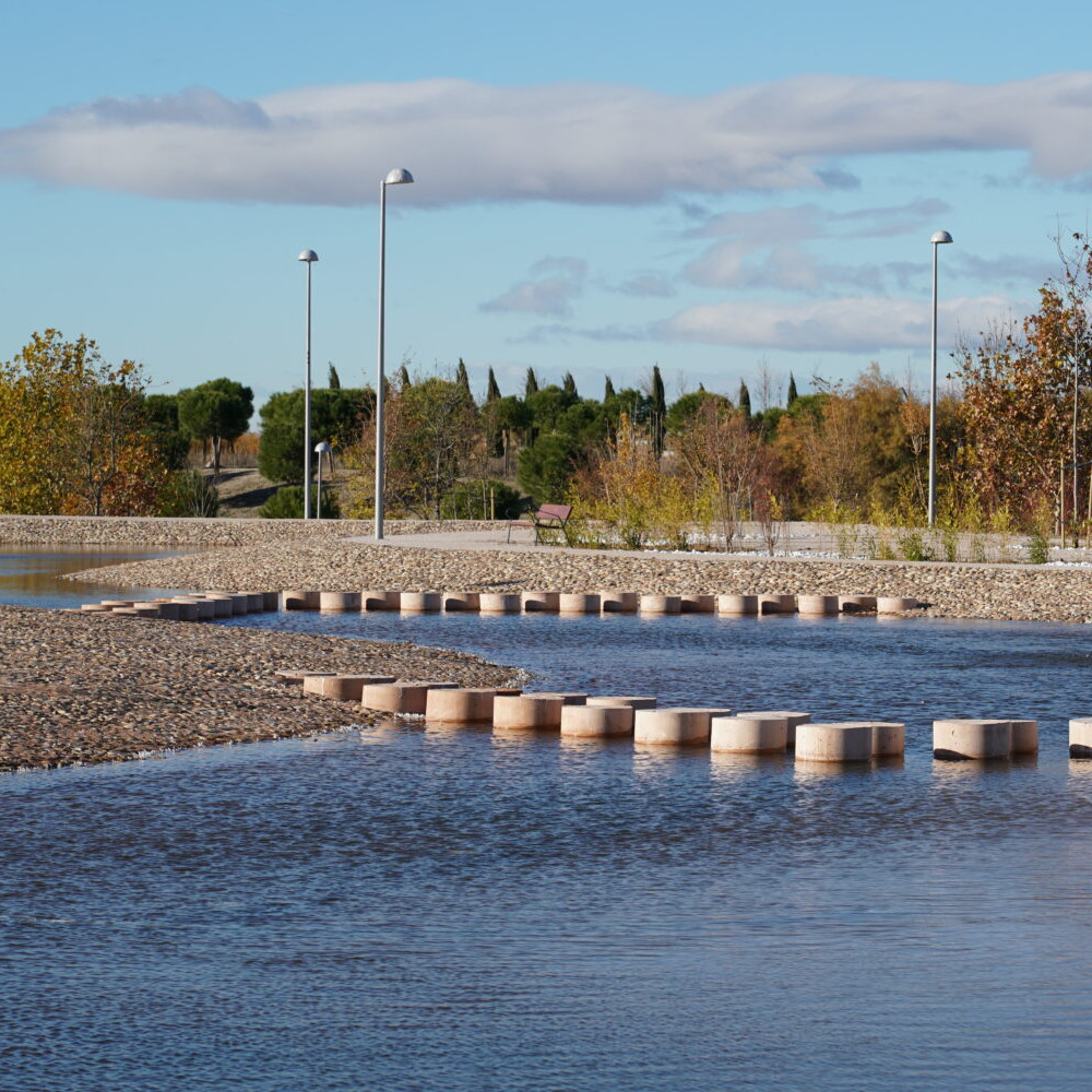 DecideMadrid's tweet photo. 🏞️ #Madrid culmina la rehabilitación de parques históricos y singulares.
❔¿Sabías que #PlanSURES ha contribuido:
✅ Rehabilitando Parque de la Gavia
✅ Conectando Quinta de los Molinos y Quinta Árias?
💶 Más de 17M€ de inversión
Infórmate en https://t.co/1hhmRfHDOG https://t.co/tVFPY3DAYK