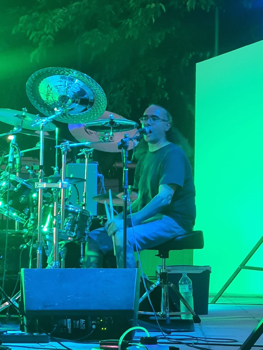 OlayerPeter's tweet photo. Tocando en la primera edición de La Roda Burger Fest. Un saludo y... ミ★ Barrisendo a Muerte ★彡 🎼🎵🎶🎸🎙🎤 #bandatributo #barrisendo https://t.co/Co1yxfqMdf