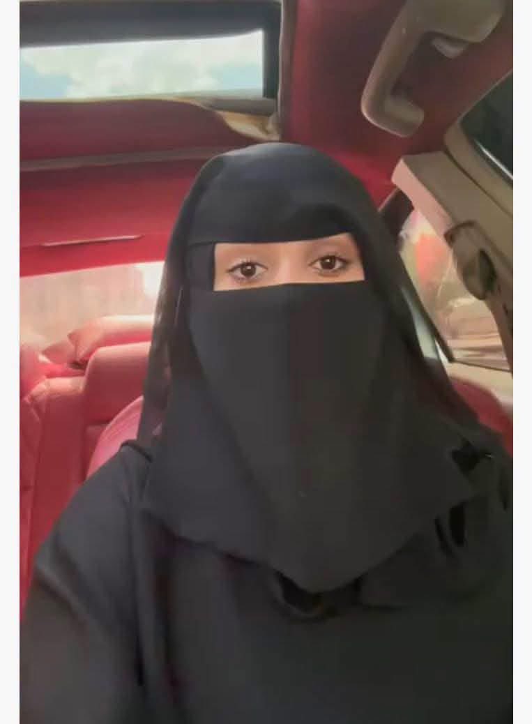 safiALshami's tweet photo. توضيح بحسب تواصلنا مع الإخوة المعنيين في إدارة أمن محافظة إب، بشأن ما يتعلق بالادعاءات التي وردت في التسجيل المصور المتداول للمدعوة "نادية على الله إبراهيم المحجري"، فقد اتضح لنا أنها تتضمن معلومات غير صحيحة تخالف الوقائع الثابتة والموثقة.

حيث تم ضبط المذكورة بناءً على شكوى رسمية تقدم بها محامي يحمل وكالة قانونية عن المجني عليه، وهو مواطن سوداني يدعى "مدثر هاشم محمد طه" مقيم في المملكة العربية السعودية، اتهمها بالمشاركة مع زوجها "مصطفى علوان" في جريمة نصب واحتيال إلكتروني من خلال مراسلته عبر مواقع التواصل الاجتماعي.

وتوضح الشكوى التي حصلنا على صورة منها، ان المدعوة "نادية على الله المحجري" ارسلت صور فتاة للشاكي قامت بتحميلها من شبكة الإنترنت، مدعيةً أنها صورها الشخصية، منتحلة اسم "ياسمين عبدالله"، وإيهامه بالزواج، والاستيلاء منه على مبلغ (17) ألف ريال سعودي.

وبناءً على ذلك، باشرت مباحث محافظة إب إجراءاتها وفقاً للقانون، وتم ضبط المذكورة والتحقيق معها، حيث أقرت بالواقعة، وأبدت رغبتها في الصلح وإعادة الأموال إلى المجني عليه.

وعليه، تم إبرام محضر صلح رسمي بين الطرفين، وأُعيد مبلغ (17) ألف ريال سعودي إلى المجني عليه عبر وكيله القانوني، والذي هو بالأصل محل قضية النصب وليس مبلغاً دُفع لأي جهة أمنية مقابل الإفراج عنها، كما زعمت في تسجيلها.

مرفق صور من الوثائق المتعلقة بالقضية، والتي ثبت صحة ما ورد أعلاه، وهي كالتالي:
• شكوى المجني عليه.
• وثيقة استلام المبلغ من قِبل وكيل المجني عليه.
• محضر صلح رسمي.
• عقد الزواج المزور.

نقلًا من حساب الصديق العزيز ماجد ياسين، على منصة "فيسبوك"