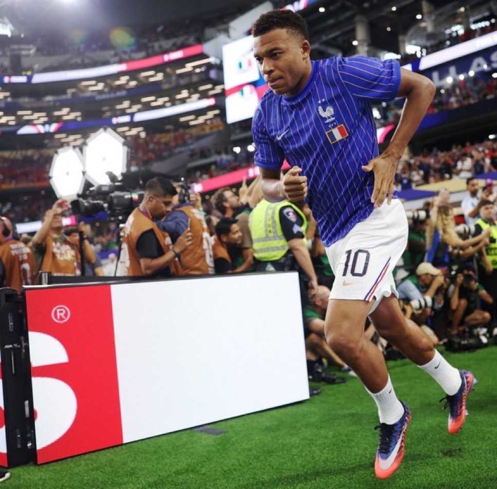 MadridXtra's tweet photo. Kylian Mbappé warming up 🇫🇷 https://t.co/jfKkEEha1G