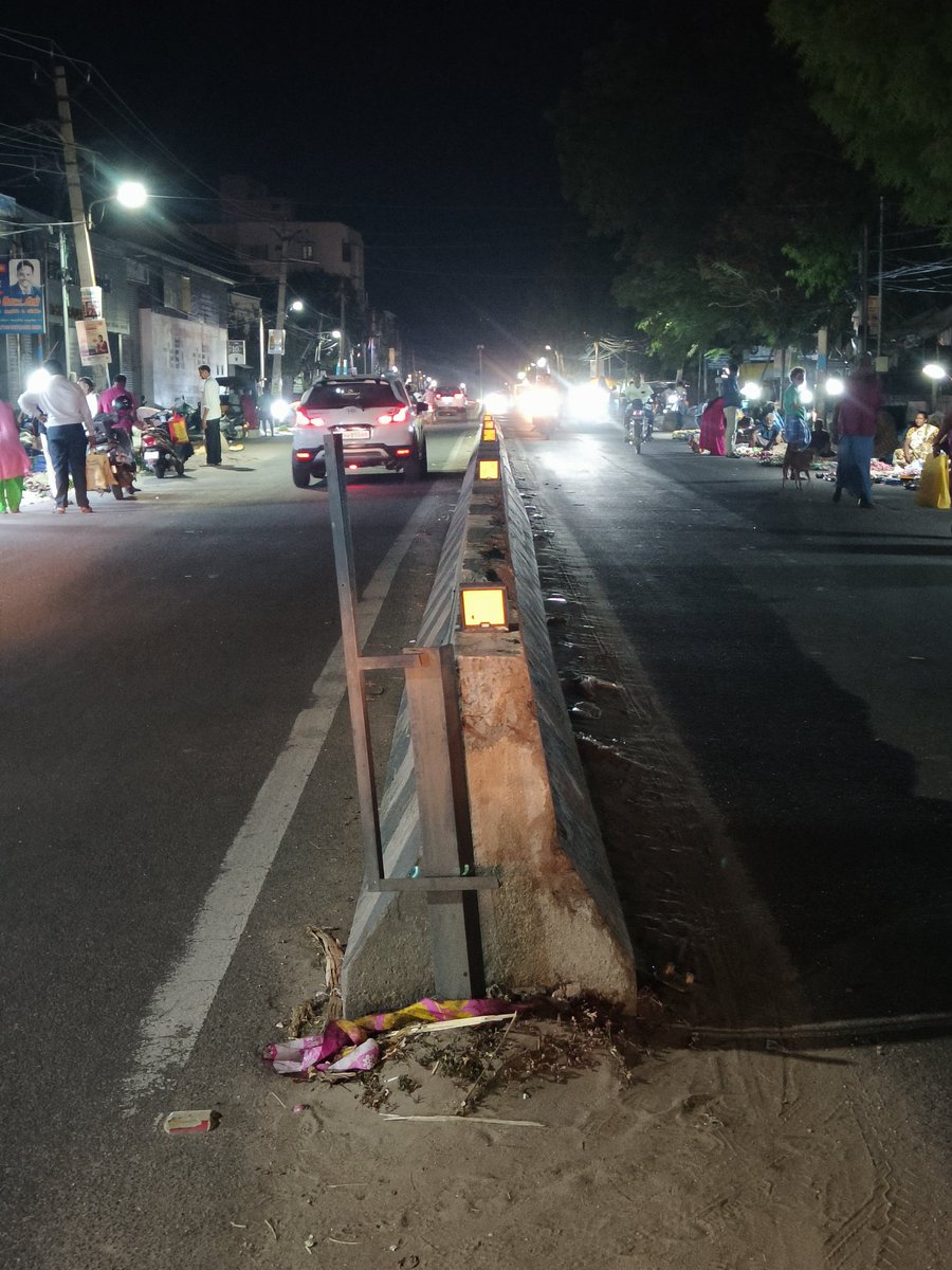 GokulTcm's tweet photo. Madurai Road Safety 🦺 🚨🚧

The stretch between Ellis Nagar and Periyar Bus Stand - Madurai Railway Station, has no street lighting and becomes pitch dark every evening, posing a serious risk to commuters. @CMOTamilnadu
@BussyAnand @AadhavArjuna @CTR_Nirmalkumar @Collectormdu https://t.co/s1zGOIbHex