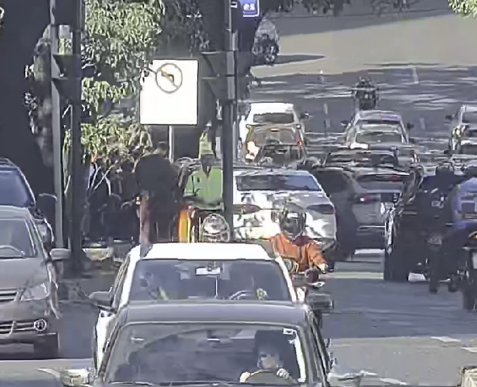 BHMobilidade's tweet photo. ⛔️15h18 Sinistro de trânsito na Av. do Contorno com Rua Professor Moraes, faixa da esquerda, em direção à Av. Afonso Pena.
Equipe BHTRANS no local. https://t.co/rSdRX3riig