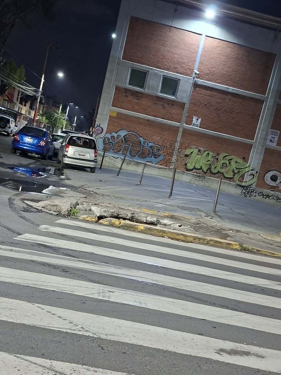 MarySol19933280's tweet photo. Urgente #iztapalapa reparación de la guarnición de la banqueta para evitar y lamentar un grave accidente en la calle de lebrija esquina avenida calle 11 @ClaraBrugadaM @ALEIDAALAVEZ @SGIRPC_CDMX https://t.co/jQ0rsnJBHf