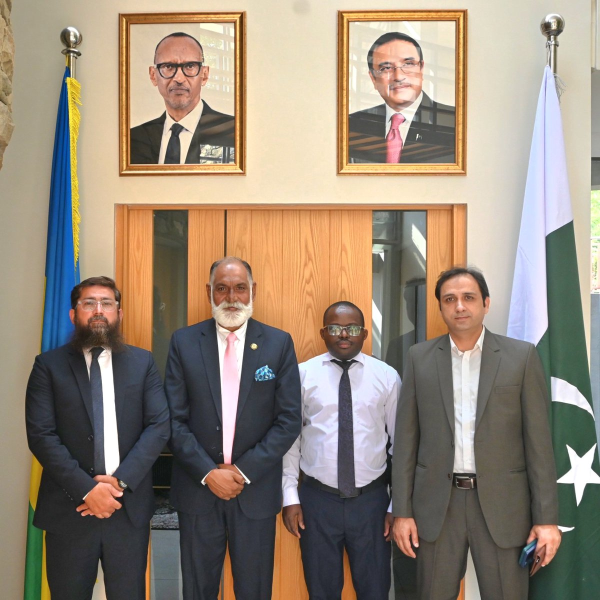 Rwanda_Pakistan's tweet photo. 🇷🇼 🤝🏻 🇵🇰 
Today on July 14, H.E. Fatou Harerimana, Rwanda High Commissioner to Pakistan received a delegation of Pakistani investors led by Mr Waseem chaudhry member of Executive Committee of ICCI and professionals at the Rwanda High Commission to explore opportunities for collaboration in healthcare, education, and technology. 

Discussions focused on potential investments in vaccine and syringe manufacturing, academic partnerships, and AI-powered digital solutions, reflecting the growing momentum in Rwanda–Pakistan economic and innovation cooperation.

The meeting reaffirmed a shared commitment to advancing mutually beneficial partnerships that support sustainable development and stronger bilateral relations.