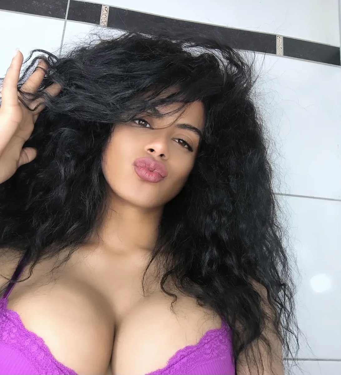 soyyeraldincom's tweet photo. What catches your eye the most when you see these photos? 😈 I'll be reading your comments 👀 https://t.co/iGtUI92vuQ