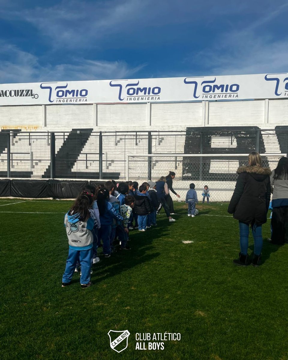 caallboys's tweet photo. 🏫⚽️ ¡Seguimos fortaleciendo los vínculos con nuestra comunidad!

Recibimos con mucha alegría a los chicos y chicas de la Escuela N.° 9 JIN D D.E. 12 y del Colegio La Candelaria, correspondientes a las salas de 4 y 5 años y a 1.° grado, quienes disfrutaron de una hermosa jornada en nuestro club.

La visita estuvo a cargo de la Subcomisión de Articulación Barrial, que continúa generando espacios de encuentro, integración y pertenencia entre All Boys y las instituciones educativas de nuestro barrio.

¡Gracias por visitarnos! Los esperamos nuevamente en Floresta.

🤍🖤 #ElRoccaParaAllBoys 🖤🤍