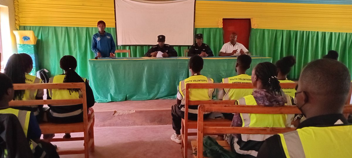 RYVCPGakenke's tweet photo. @UWITONZEPatric7 Coordinatrice @RYVCPGakenke yibukije Urubyiruko rw'abakorerabushake ko imyitwarire myiza aricyo gipimo cy'umunyamuryango wa @RwandaYouthVol1 wumva kandi ushyira imbere imikorere ikemura ibibazo. @KubanaRichard @muka_vestine @RwandaLocalGov @Rwandapolice https://t.co/h3vmzUZzMx