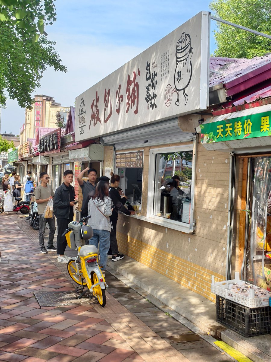 Patrick_crosser's tweet photo. Just grabbed warm crispy fried dough sticks from the street stall — perfect with a cup of soy milk for a cozy morning bite! https://t.co/52Ik6L8lsT