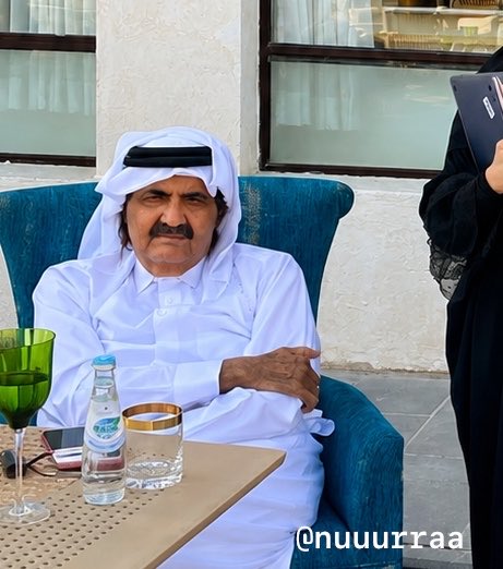 nuuurraa's tweet photo. في ٢٠٢٠ كنت رايحه سوق واقف الصبح اتريق، المهم وانا ماشيه جنب مطعم شمس الشموس الا اشوف الشيخ حمد قاعد🤍، استحيت وتوني بمشي الا قال: تعالي تعالي، رحت له وسولف معاي، وقال لي امري تدللي شنو تبين قلت مابي الا سلامتك، عقب قال حق اللي معاه خذوا جوالها بصور انا معاها😔
عساك الجنة الباردة ❤️‍🩹