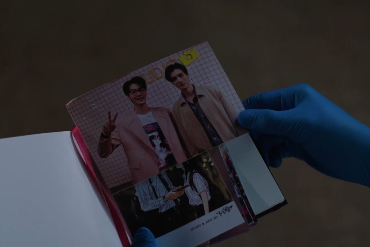 meepangg's tweet photo. เคย์ชอบก่อนแน่ๆ เพราะแอบมองภัทรตั้งแต่แรก ลายเซ็นต์ก็เซ็นต์หัวใจให้ภัทร รูปคู่กับภัทรฮีก็เก็บไว้ในสมุดบันทึกตัวเอง คลั่งรักมากนะ แอบรักคุณสารวัตรฉบับเมะติ๋มอะ ฮือออ🤏🏻🥺

#MrKillSeriesEP2
#dewtee #ดิวธี https://t.co/7JDMTmc3j2