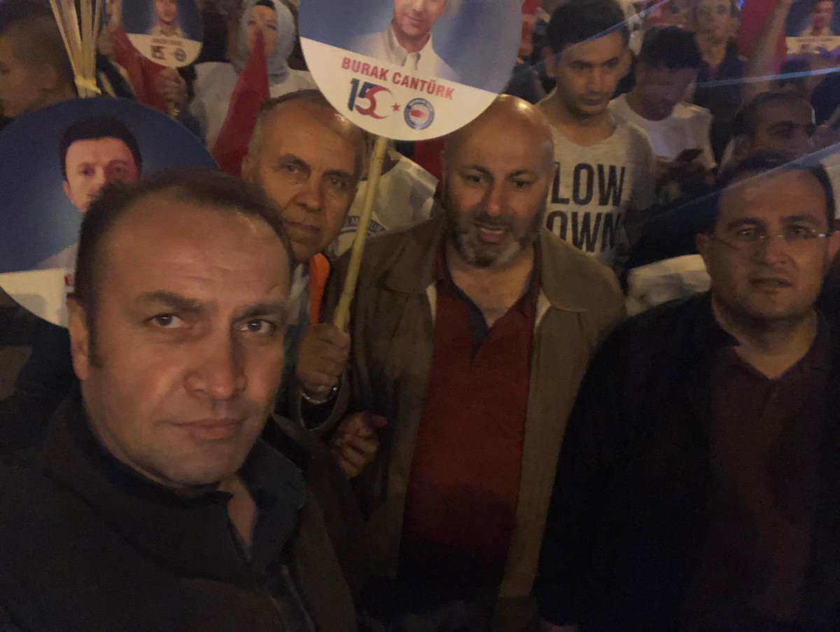 HTurkyilmazOMO's tweet photo. 👆🏻 Aziz Milletimiz, Kıymetli Meslektaşlarım,

🔹15 Temmuz hain darbe girişiminin bertaraf edilişinin onuncu yıl dönümünde
Aziz Milletimizi ve Değerli Meslek Kamuoyumuzu saygıyla selamlıyorum.

🔹15 Temmuz 2016 gecesi, milletimizin iradesine, demokrasimize ve devletimizin bekasına yöneltilen hain darbe girişimi karşısında, aziz milletimiz imanından, vatan sevgisinden ve bağımsızlık aşkından aldığı güçle tarihe altın harflerle yazılacak büyük bir direniş göstermiştir.

🔹Aradan geçen on yıl, o gecenin hafızamızdaki izlerini silmemiş, bilakis birlik, beraberlik, kardeşlik ve milli iradeye sahip çıkma kararlılığımızı daha da pekiştirmiştir. Aziz milletimiz, o gece istiklaline, istikbaline ve mukaddes değerlerine sahip çıkma iradesini tüm dünyaya bir kez daha göstermiştir.

🔹15 Temmuz 2016 gecesi de aziz milletimizin hafızasına; cesaretin korkuyu, birlik ruhunun ihaneti, millî iradenin ise vesayeti mağlup ettiği destansı bir direniş olarak nakşedilmiştir.

🔹O gece hedef alınan yalnızca devletimizin kurumları değildi. Hedef; milletimizin iradesi, demokrasimiz, bağımsızlığımız ve ortak geleceğimizdi. 
🔹Cumhurbaşkanımız Sayın Recep Tayyip Erdoğan'ın milletimizi demokrasiye ve millî iradeye sahip çıkmaya davet eden çağrısı, milyonlarca yürekte aynı anda karşılık bulmuştur. Aziz milletimiz, o çağrının yüreklerde tutuşturduğu iman, cesaret ve kararlılıkla meydanlara akın etmiş; tankların karşısına inancını, silahların karşısına ise sarsılmaz iradesini koymuştur.

🔹Milletimiz o gece, susmayı değil konuşmayı; geri çekilmeyi değil dik durmayı; teslim olmayı değil vatanına sahip çıkmayı tercih etmiştir. Çünkü bu millet, tarih boyunca istiklalini hiçbir zaman vesayet odaklarına teslim etmemiştir.

🔹Ben de o karanlık geceyi Ankara’da bizzat yaşayan bir vatandaş olarak, milletimizin gösterdiği cesarete, ferasete, vatan sevgisine ve inançla yoğrulmuş kararlı duruşuna bir kez daha şahit oldum. 

🔹Sokaklarda, meydanlarda ve kurumlarımızın önünde sergilenen o vakar ve metanet, milletimizin bağımsızlığına, demokrasisine ve geleceğine sahip çıkma iradesinin en açık göstergesi olmuştur.

🔹15 Temmuz, sadece bir darbe girişiminin bertaraf edildiği bir tarih değil, aynı zamanda milletimizin ortak değerler etrafında kenetlendiği, bayrağına, vatanına, ezanına ve devletine sahip çıktığı tarihi bir dönüm noktasıdır.

🔹Milletleri ayakta tutan, yalnızca sahip oldukları güç değil; zor zamanlarda gösterdikleri ortak iradedir.

🔹Tarih, bazı geceleri yalnızca yaşandığı zamanın değil, gelecek nesillerin de hafızasına kazır.

🔹Orman Mühendisleri Odası olarak bizler de, ülkemizin her karış toprağını, ormanlarımızı ve doğal varlıklarımızı koruma sorumluluğuyla hareket eden bir meslek camiası olarak, milli iradeye bağlılığımızı kararlılıkla sürdürmekteyiz.

🔹Bu anlamlı yıldönümünde, 15 Temmuz gecesi canlarını vatan uğruna feda eden aziz şehitlerimizi rahmet, minnet ve dualarla yâd ediyor, kahraman gazilerimize şükranlarımızı sunuyorum.

🔹Yüce Allah’tan niyazımız, milletimizin birliğinin, devletimizin bekasının ve demokrasimizin gücünün daim olmasıdır.

🔹15 Temmuz Demokrasi ve Millî Birlik Günümüz kutlu olsun!..

#15TemmuzDestanı 
#15Temmuz
