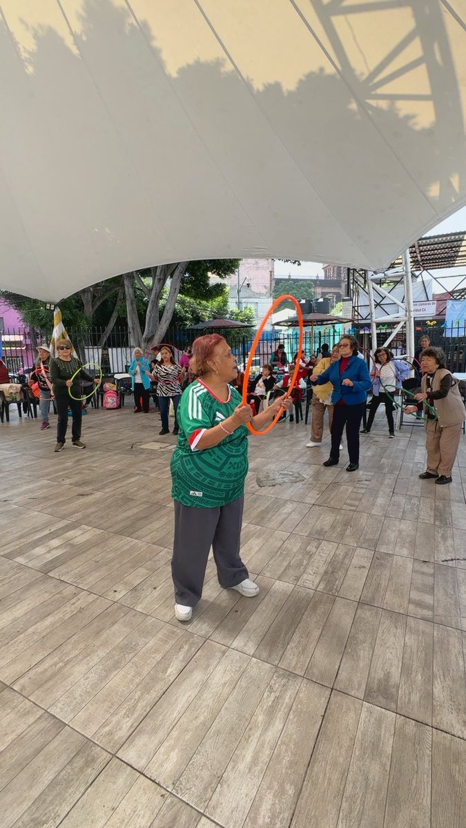 ElenaSegura_'s tweet photo. ☀️💜 ¡Excelente martes!
💃🕺 Las y los adultos mayores del CASSA “Ángeles Encantados” nos demuestran, desde el Parque Santa Juanita, que la energía y las ganas de vivir no tienen edad.
✨ ¡Que tengan un gran día!
#CASSA #AdultosMayores #20DeNoviembre #VenustianoCarranza #CDMX https://t.co/9NXaOKV531