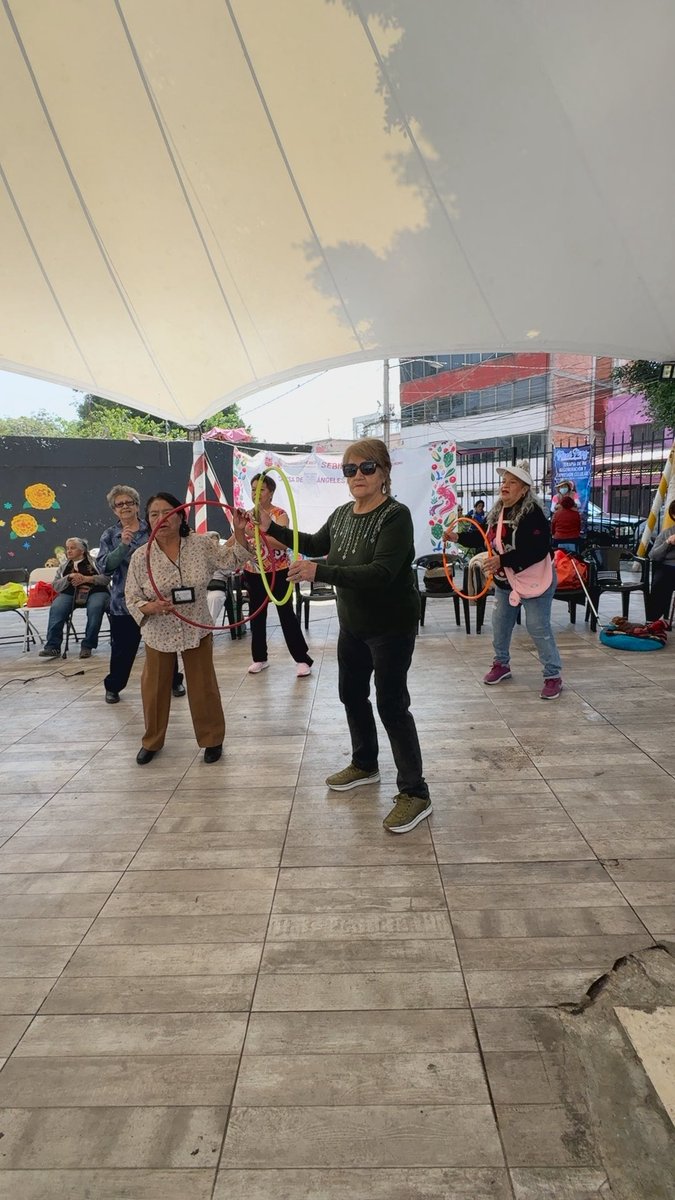 ElenaSegura_'s tweet photo. ☀️💜 ¡Excelente martes!
💃🕺 Las y los adultos mayores del CASSA “Ángeles Encantados” nos demuestran, desde el Parque Santa Juanita, que la energía y las ganas de vivir no tienen edad.
✨ ¡Que tengan un gran día!
#CASSA #AdultosMayores #20DeNoviembre #VenustianoCarranza #CDMX https://t.co/9NXaOKV531