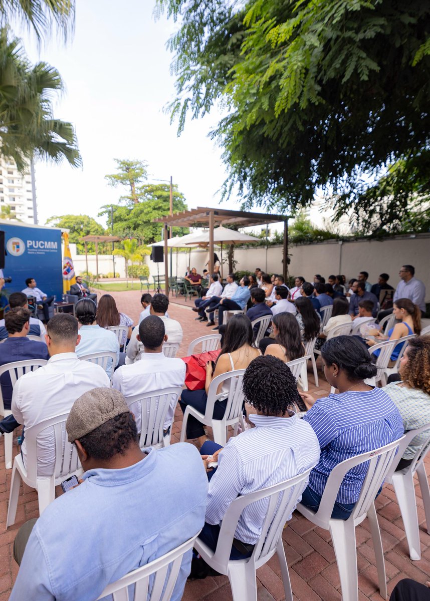OmarLFernandez's tweet photo. Fue un verdadero placer participar en El Café Político, organizado por el Club de Ideas Políticas de la PUCMM @cippucmmcsd.

Tuvimos un excelente intercambio de ideas sobre los principales retos que enfrenta la República Dominicana, conversando sobre economía, competitividad e innovación, y sobre la necesidad de construir un Estado más eficiente, con menos burocracia, que fomente el emprendimiento, impulse la creación de empleos, alivie la carga tributaria sobre quienes producen e invierten.

Gracias por la invitación y por promover estos espacios de diálogo con jóvenes comprometidos con el presente y el futuro de nuestro país.
