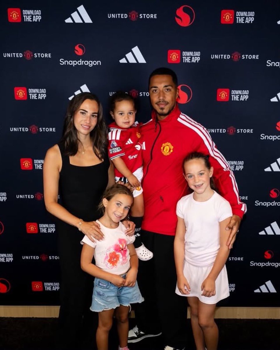 utdreport's tweet photo. Youri Tielemans’ family ❤️🔴 https://t.co/6iqit4z9CT