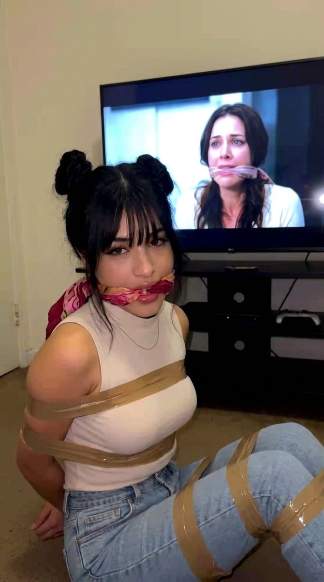 JNOIR_4's tweet photo. We were watching a movie, but I couldn't help to show her a little of my tastes https://t.co/XVYJhc2LEx