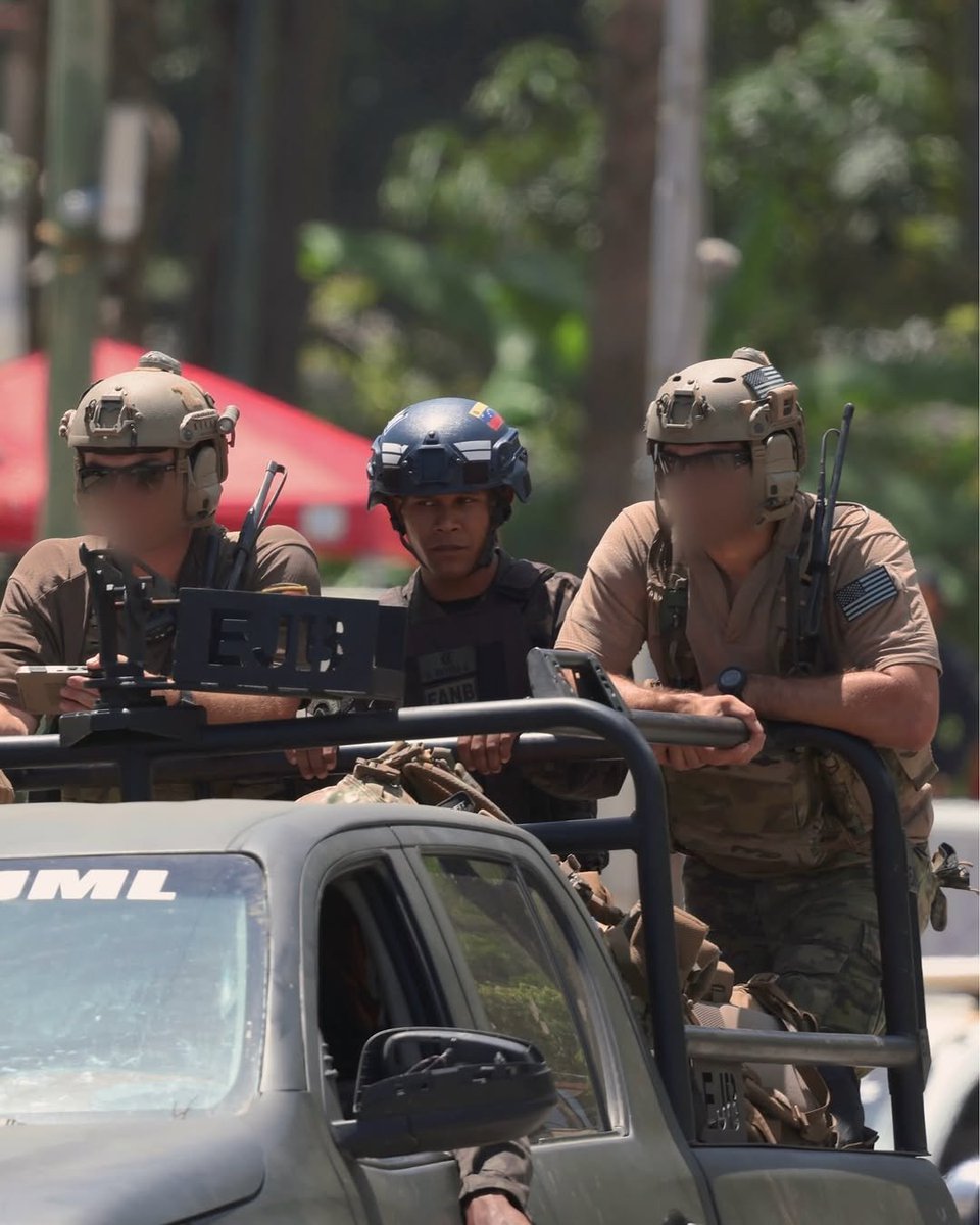 PuertoSeguro12's tweet photo. Soldados estadounidenses miembros de la unidad de Búsqueda y Rescate de Combate (CSAR) de la Fuerza Aérea estadounidense durante labores de búsqueda y rescate en la Guaira Venezuela. https://t.co/bXlqYrXUFR