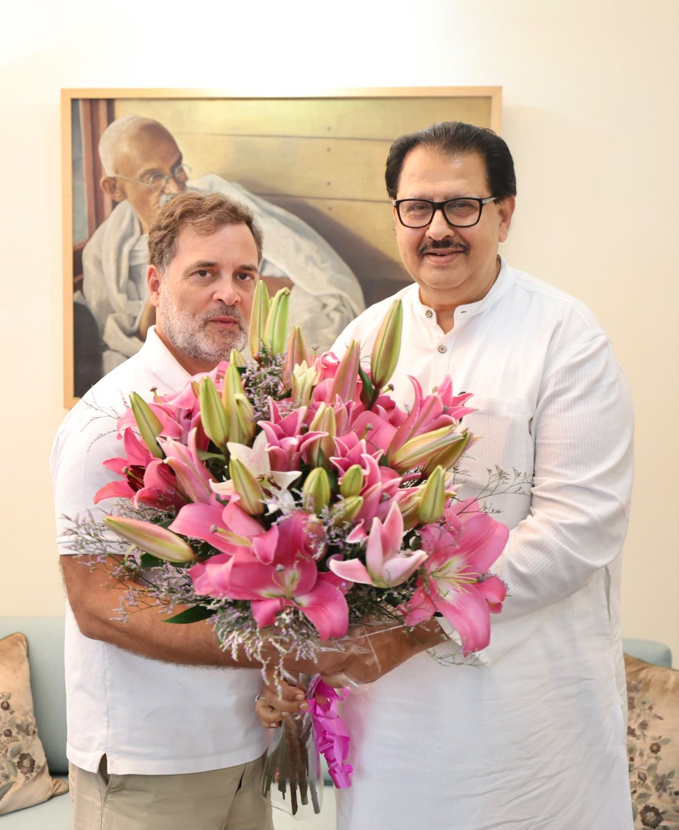 SanjaySDutt's tweet photo. आज मुझे हमारे प्रिय एवं दूरदर्शी नेता, लोकसभा में नेता प्रतिपक्ष तथा करोड़ों भारतीयों की आवाज़, आदरणीय श्री @RahulGandhi जी से भेंट करने का सौभाग्य प्राप्त हुआ।

मैं उनका हृदय स��� आभार व्यक्त करता हूँ कि उन्होंने मुझ पर विश्वास व्यक्त करते हुए मुझे हरियाणा के एआईसीसी प्रभारी का दायित्व सौंपा। मैंने उन्हें विश्वास दिलाया कि इस जिम्मेदारी का निर्वहन मैं पूर्ण समर्पण, निष्ठा, ईमानदारी और प्रतिबद्धता के साथ करते हुए अपना सर्वश्रेष्ठ दूँगा। उनके अमूल्य मार्गदर्शन, सलाह एवं निर्देश प्राप्त करना मेरे लिए अत्यंत गौरव और प्रेर���ा का विषय रहा। उनका मार्गदर्शन आने वाले समय में भी मुझे निरंतर प्रेरित करता रहेगा तथा सही दिशा दिखाता रहेगा।

श्री राहुल गांधी जी ऐसे नेता हैं जो सदैव साहस, दृढ़ विश्वास और अटूट संकल्प के साथ सबसे आगे रहकर नेतृत्व करते हैं। वे वास्तव में भारत के विचार और भारत की आत्मा का प्रतिनिधित्व करते हैं। वे निडर होकर सत्य, न्याय, लोकतंत्र, सामाजिक सद्भाव और संविधान की रक्षा के लिए सदैव अग्रणी रहते हैं तथा प्रत्येक भारतीय के कल्याण, सम्मान और प्रगति के प्रति उनकी अटूट प्रतिबद्धता हम सभी के लिए प्रेरणास्रोत है। उनका नेतृत्व देशभर के लाखों कांग्रेस कार्यकर्ताओं को निरंतर प्रेरित करता है।

आदरणीय कांग्रेस अध्यक्ष श्री @kharge जी एवं आदरणीय श्री @RahulGandhi जी के नेतृत्व में हम भारतीय राष्ट्रीय कांग्रेस के समर्पित सिपाही एकजुट होकर हरियाणा में कांग्रेस संगठन को और अधिक सशक्त बनाने तथा कांग्रेस पार्टी को प्रदेश की नंबर एक राजनीतिक शक्ति - हरियाणा की जनता की सच्ची आवाज़ - बनाने के लिए पूर्ण प्रतिबद्धता के साथ कार्य करेंगे।

@INCHaryana
#Congress #Haryana #RahulGandhi #JaiCongress

---------------

I had the privilege of meeting our beloved and visionary leader, Hon'ble Shri @RahulGandhi Ji, Leader of Opposition and the voice of millions of Indians.

I sincerely thank him for reposing his faith in me and entrusting me with the responsibility of AICC In-charge of Haryana. I assured him that I will give my very best to fulfil this responsibility with complete dedication, sincerity and commitment. I was honoured to receive his valuable guidance, advice and directions, which will continue to inspire and guide me in the days ahead.

Shri Rahul Gandhi Ji is a leader who always leads from the front with courage and conviction. He truly represents the Idea and Soul of India, fearlessly stands for truth, justice, democracy, social harmony and the Constitution, and remains unwavering in his commitment to the welfare, dignity and progress of every Indian. His leadership continues to inspire millions of Congress workers across the country.

Under the leadership of Hon'ble Congress President Shri @kharge Ji and Shri @RahulGandhi Ji, we, as dedicated soldiers of the Indian National Congress, are committed to working unitedly to further strengthen the Congress organisation in Haryana and make it the No. 1 political force in the state - the true voice of the people of Haryana.

@INCHaryana
#Congress #Haryana #RahulGandhi #JaiCongress
