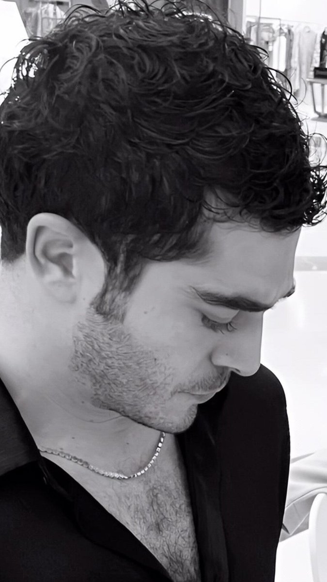 marie_nsc's tweet photo. #BurakDeniz 🌹 https://t.co/zLI6AnVgHv