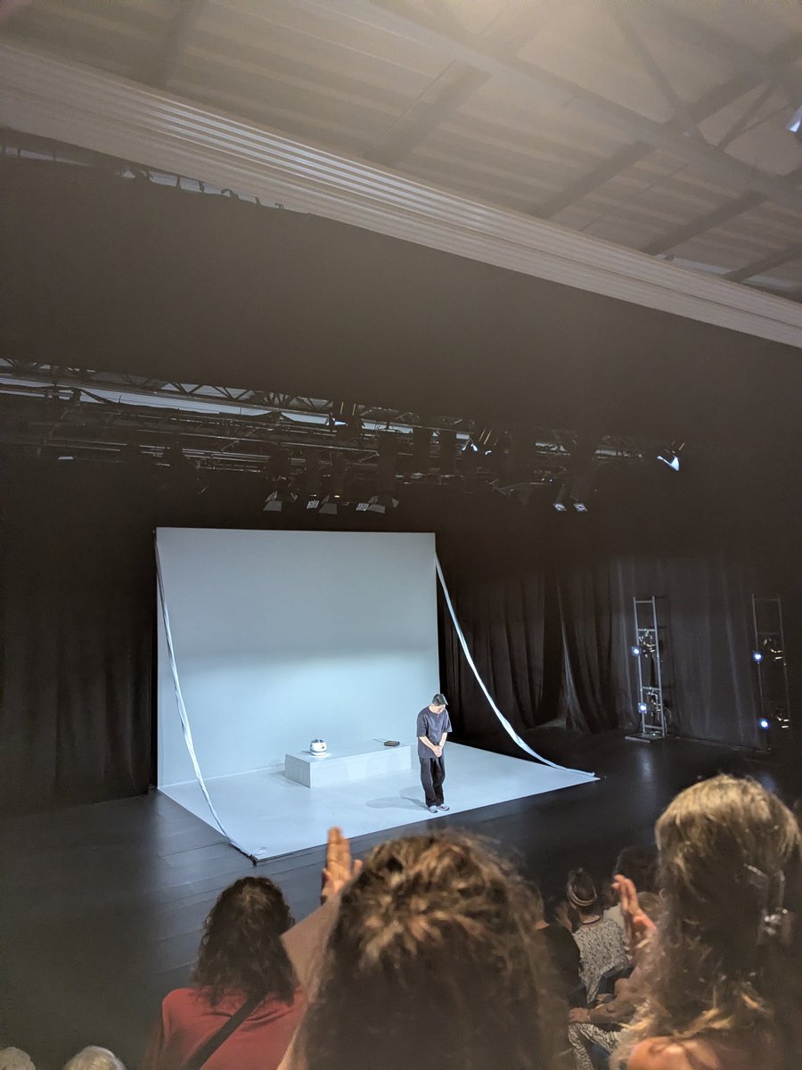 stephan_dipita's tweet photo. je viens de regarder le spectacle d'un comédien Coréen et c'est littéralement mon sujet de mémoire. https://t.co/PyDecT8LqJ