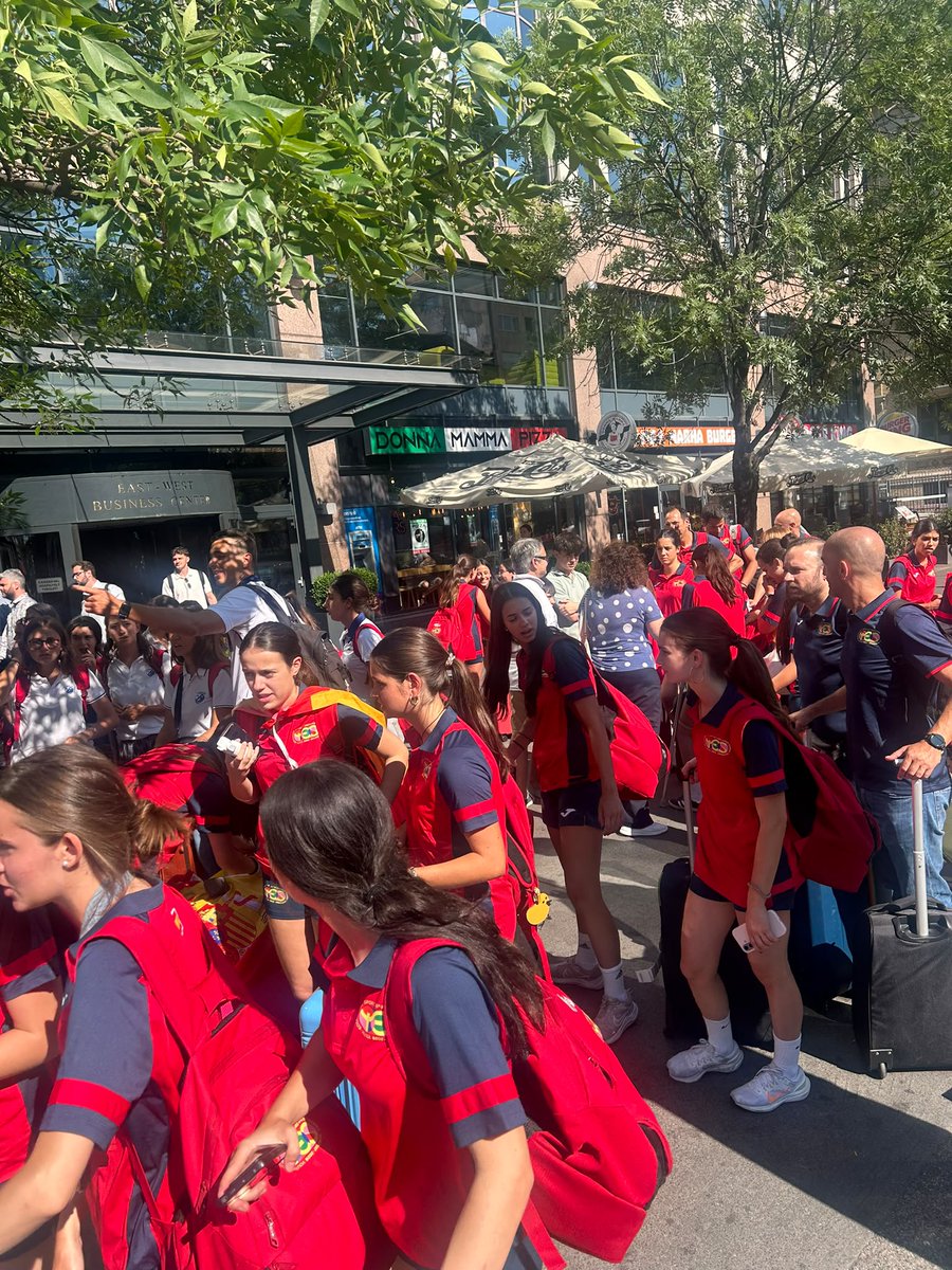 JuegosEMDE's tweet photo. 📰 NOTICIA @fisec1948 

"La delegación española aterriza en Budapest para participar en la 76º edición de los Juegos FISEC"

Los cinco colegios clasificados en los Juegos EMDE 2025 comienzan este martes su participación en la gran cita mundial del deporte escolar, que reúne en Hungría a delegaciones de 16 países.

➡️ Noticia completa: https://t.co/r9ltSo5BQ1

#deportescolar 

@ecatolicas