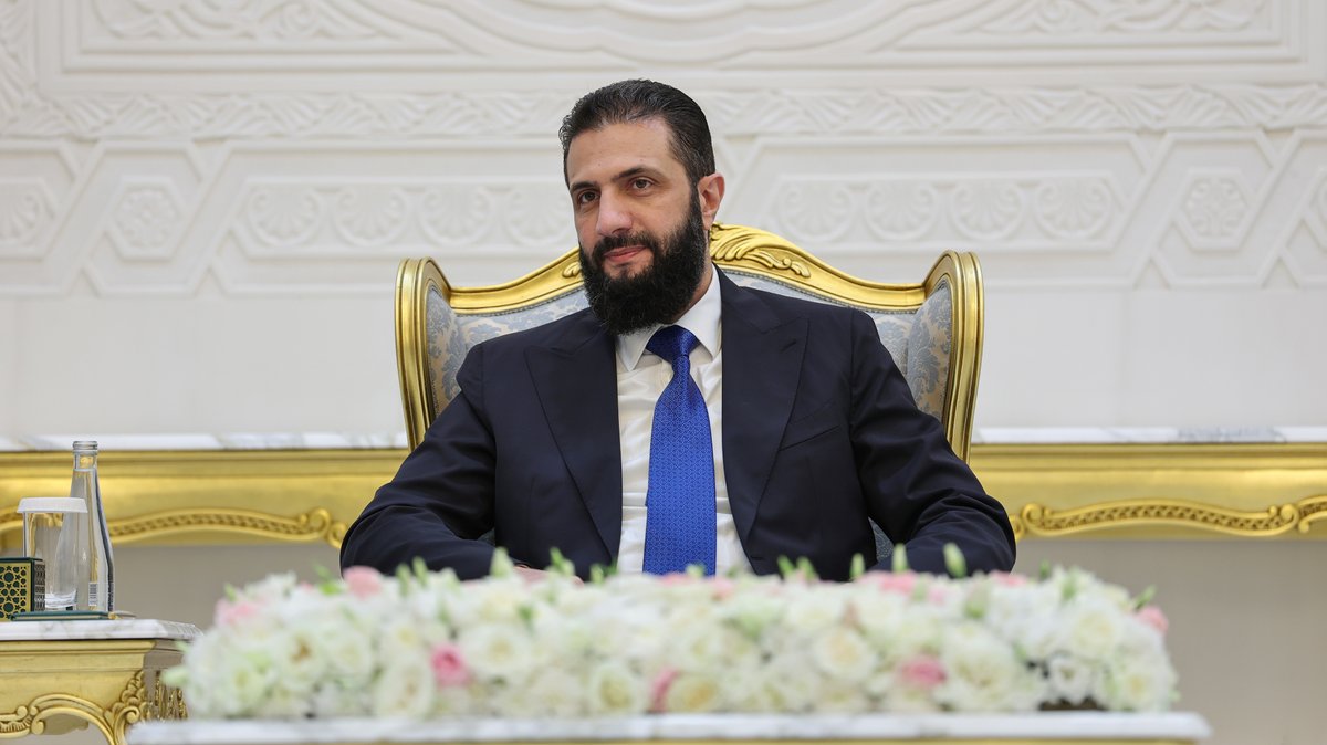 SyPresidency's tweet photo. استقبل السيد الرئيس أحمد الشرع اليوم في قصر الشعب بدمشق، وزير الاقتصاد والتجارة في الجمهورية اللبنانية عامر البساط والوفد المرافق له، بحضور وزير الاقتصاد والصناعة نضال الشعار.

وجرى خلال اللقاء بحث سبل تعزيز التعاون الاقتصادي والتجاري بين سوريا ولبنان، وتطوير آليات التنسيق المشترك بما يخدم مصالح البلدين والشعبين الشقيقين.

#رئاسة_الجمهورية_العربية_السورية