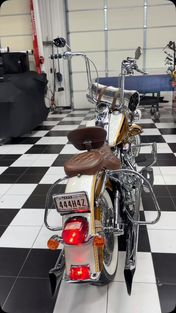 SCCBikes's tweet photo. Mr. Hamilton’s soft tail turned out killer!!!! This one features a killer paint job, spoke wheels, and a hidden sound system 😁👊 #southerncountrycustoms #oftenimitatedneverduplicated #onlythebaddest #fitandfinish https://t.co/Fl6HpmZHVj