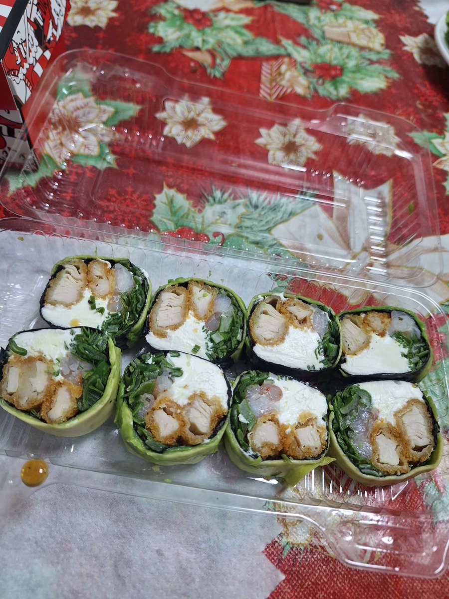berniberni_'s tweet photo. @LingormCL @JkrsMex @LingOrmSquadBR @LingOrm_Co @lingormca @lingorm_peru y sushi :D justo estoy comiendo eso en el trabajo, no me gustaba la comida en el casino hoy jajaja 

LINGORM X THEP LEE LA 
#เทพลีลาxหลิงออม https://t.co/Bdr6Qp4Fkl