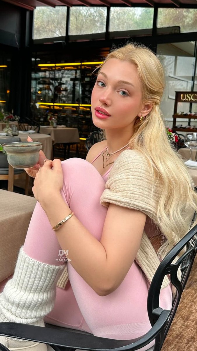 daily_magazin's tweet photo. Pembe taytıyla dikkat çeken Duygu German, barbie'ye benzetildi. https://t.co/kOCWW3F0dy