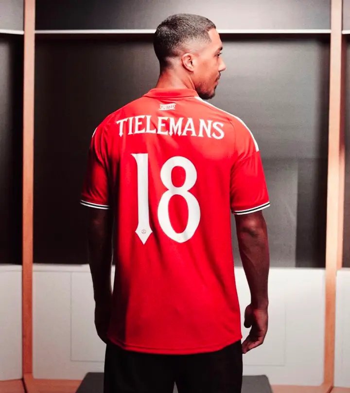 danielangeloHQ's tweet photo. 💣🇧🇪𝐎𝐅𝐅𝐈𝐂𝐈𝐀𝐋: 

Youri Tielemans is Manchester United’s NEW number 1️⃣8️⃣ formerly won by Casemiro &amp; Paul scholes.🔴

🇧🇷 Casemiro🤝🇧🇪 Tielemans ❤️😍 https://t.co/LzZPB0XYJR