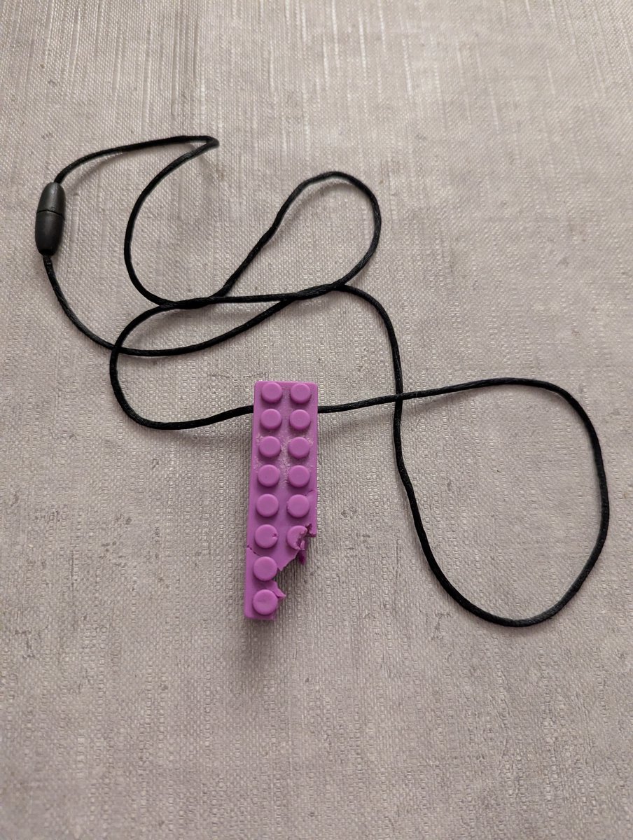 MordrayLaure's tweet photo. Ce qui m'a vraiment aidé à arrêter de #fumer, c'est ça : un objet en latex à mâcher, monté en collier.
Quand j'avais envie de fumer, je lui fumais sa race avec mes dents. Ça me passait les #nerfs et occupait ma bouche.
Ça fait des années que je n'y touche plus, maintenant. https://t.co/E3un2bvmfP